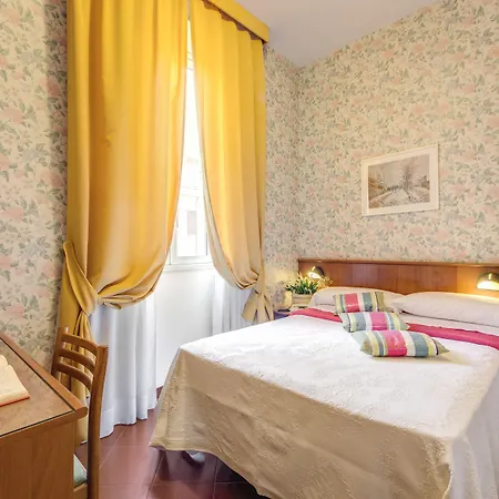 Hotel Corona فندق