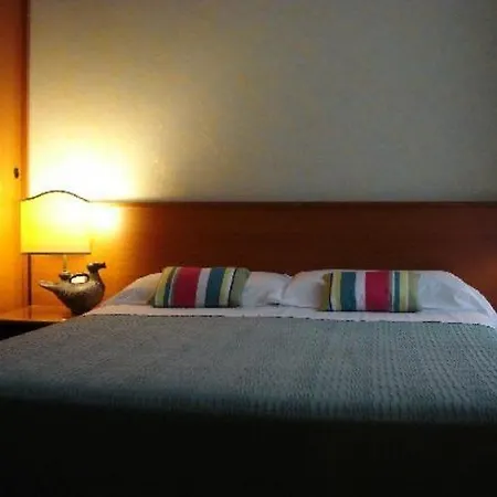 فندق Hotel Corona 3*
